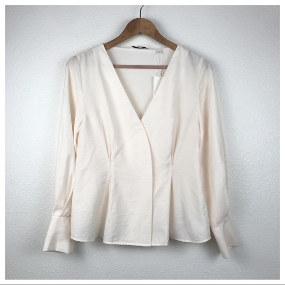 NWT Vince. Fitted Shaped Sleeve V-Neck Blouse in Cream Size XS - Picture 3 of 12